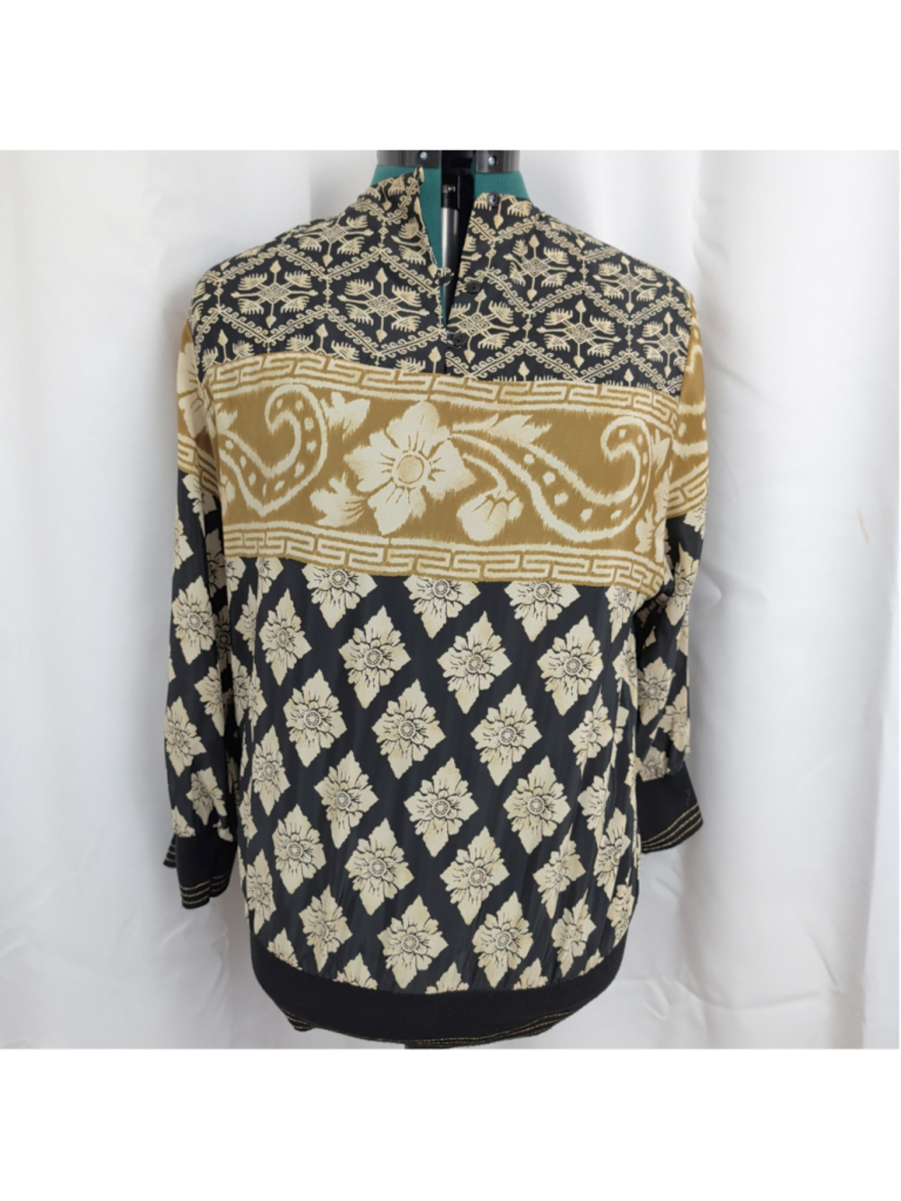 Ladies' Vintage USA Made floral pattern top 10